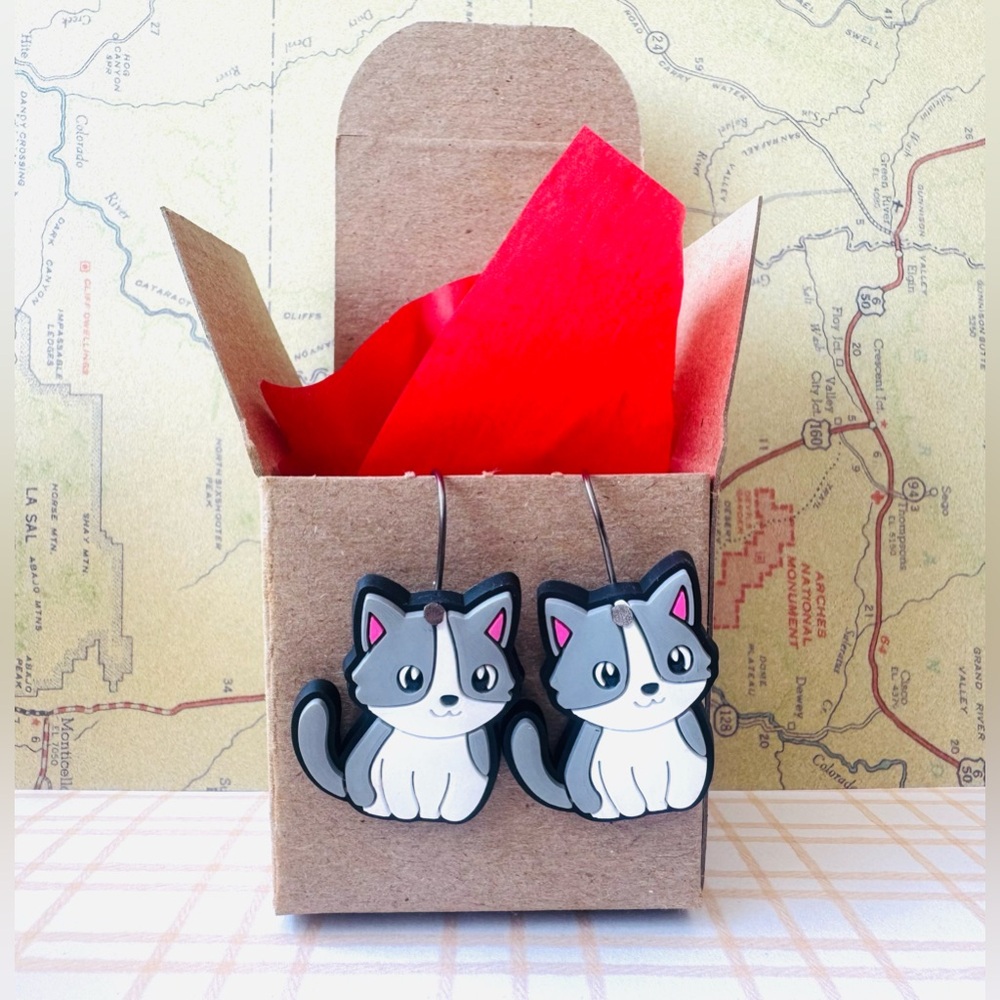 ⭐️5 for $25⭐️😻 Gray and White Cat Earrings - Multiple styles - NWT in gift box 😻